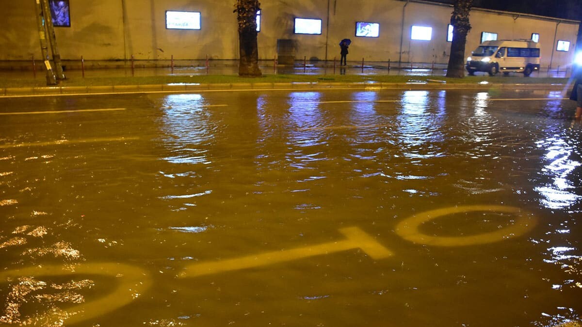 Sağanak hayatı felç etti; Dereler taştı evleri su bastı