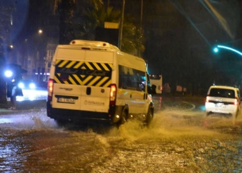 Sağanak hayatı felç etti; Dereler taştı evleri su bastı