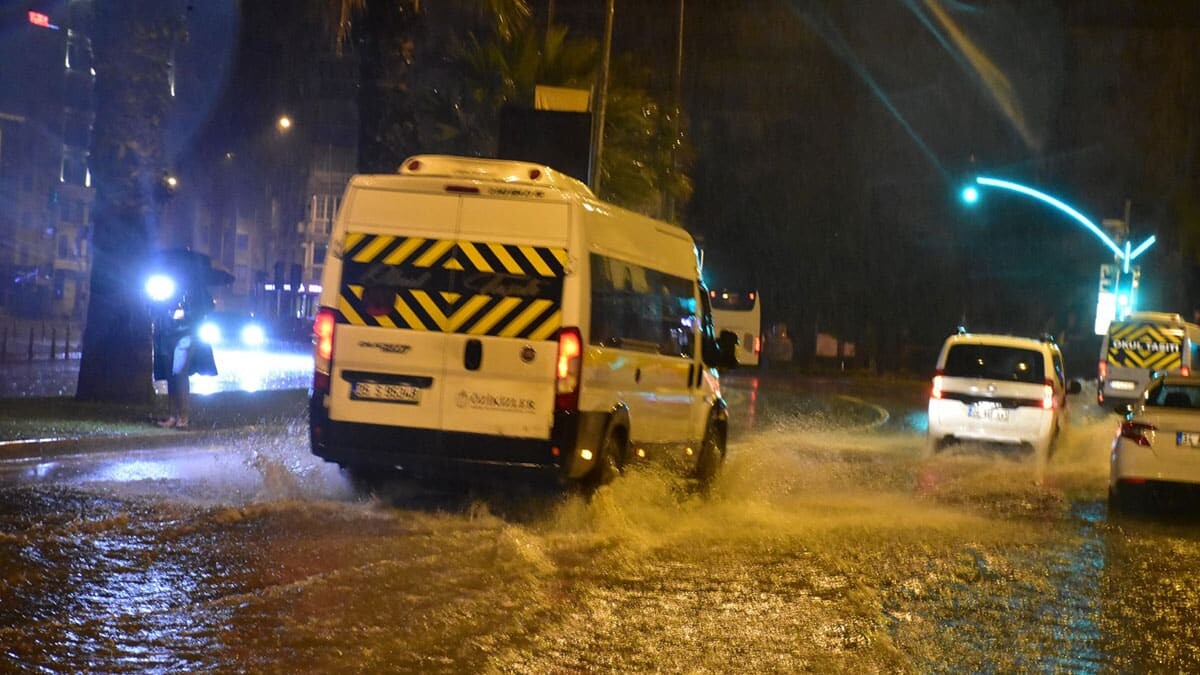 Sağanak hayatı felç etti; Dereler taştı evleri su bastı