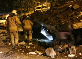 İstinat duvarı 4 aracın üzerine çöktü