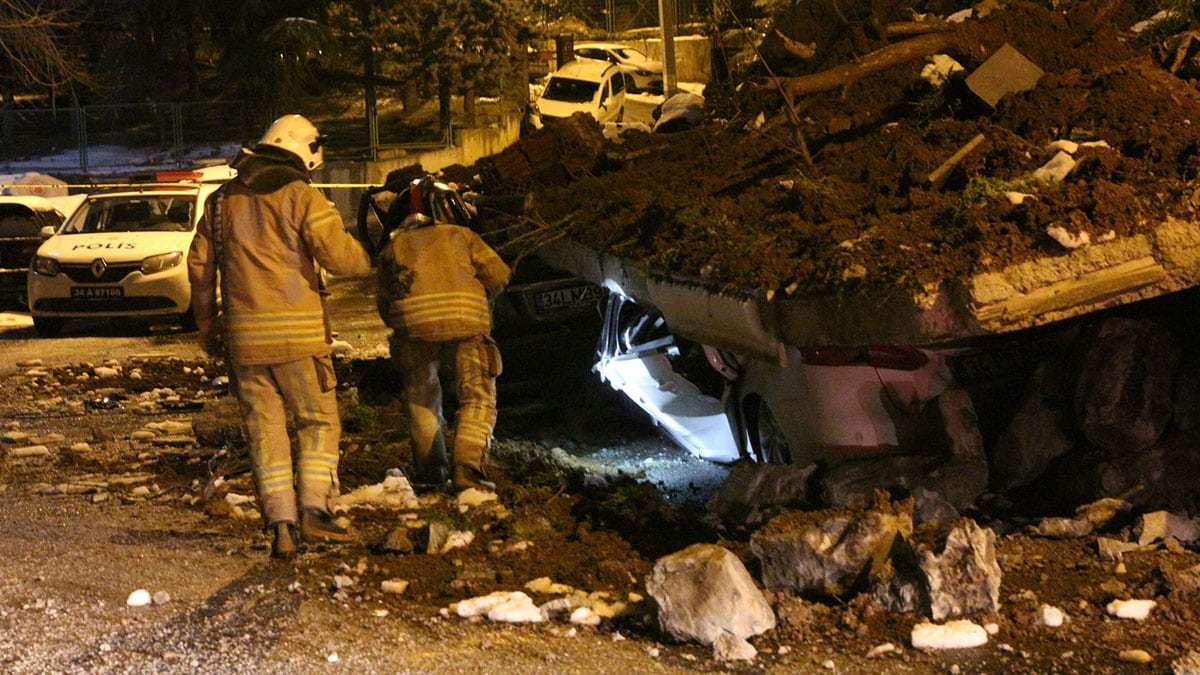 İstinat duvarı 4 aracın üzerine çöktü