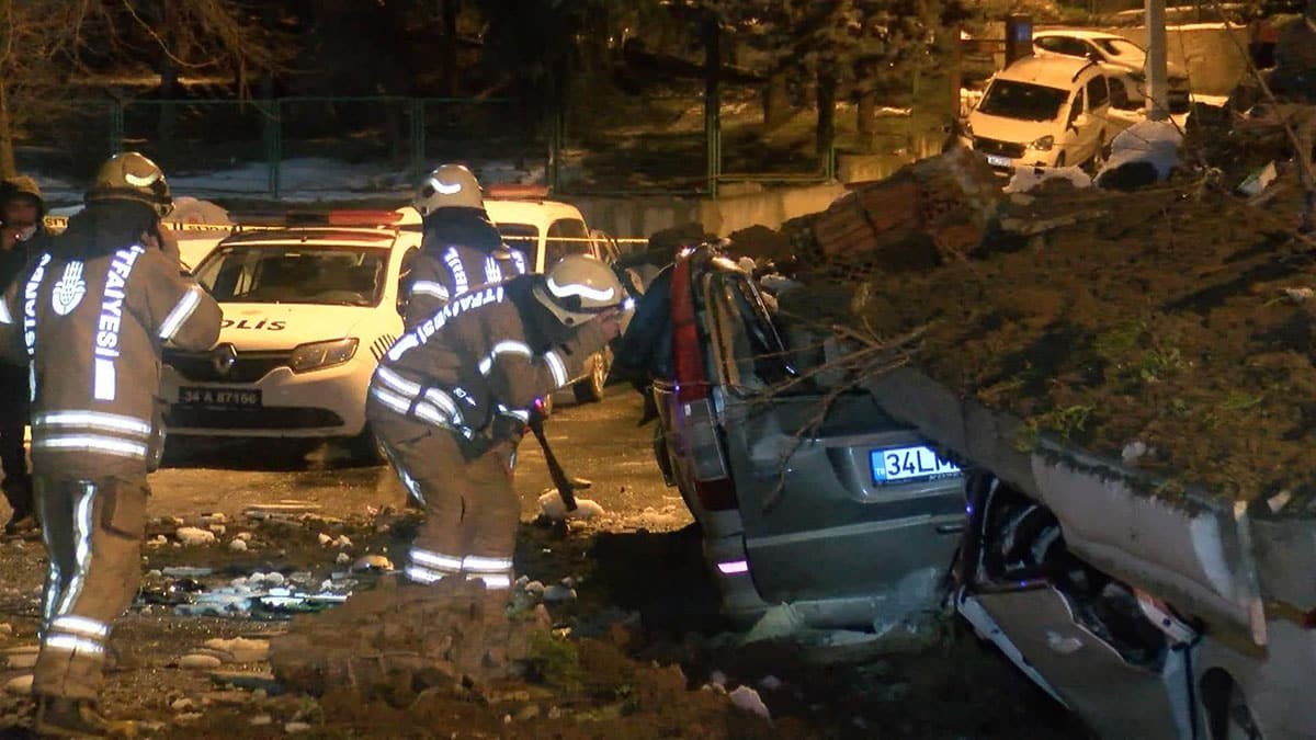 İstinat duvarı 4 aracın üzerine çöktü