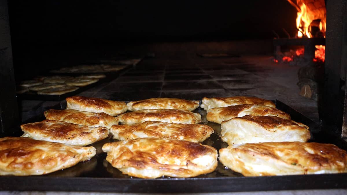 100 yılı aşkın lezzet geleneği olan, un ve tereyağının karıştırılıp, taş fırınlarda pişirilmesiyle hazırlanan Tokat yağlısı kahvaltı sofralarında yer alıyor.