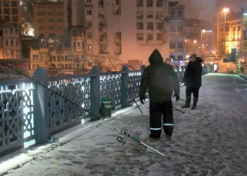 Kar yağışına rağmen olta balıkçıları Galata Köprüsüne koştu