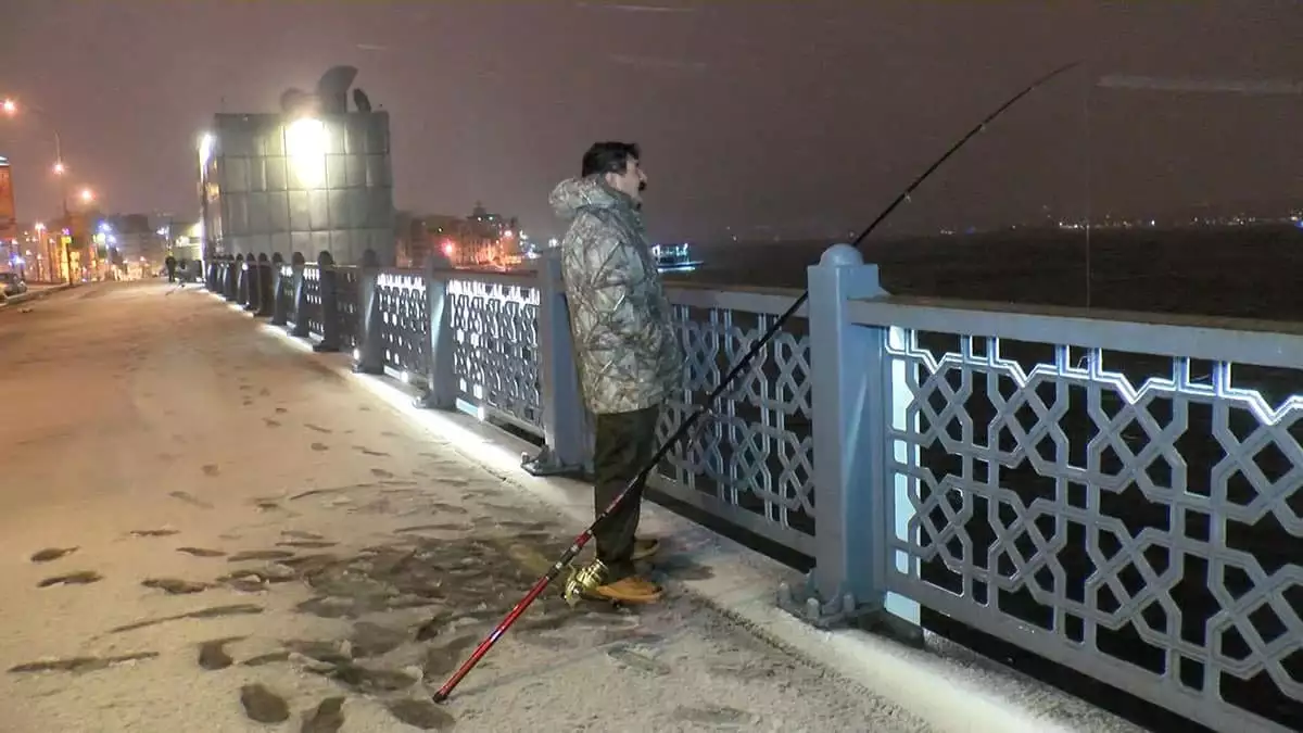 Kar yağışına rağmen olta balıkçıları galata köprüsüne koştu