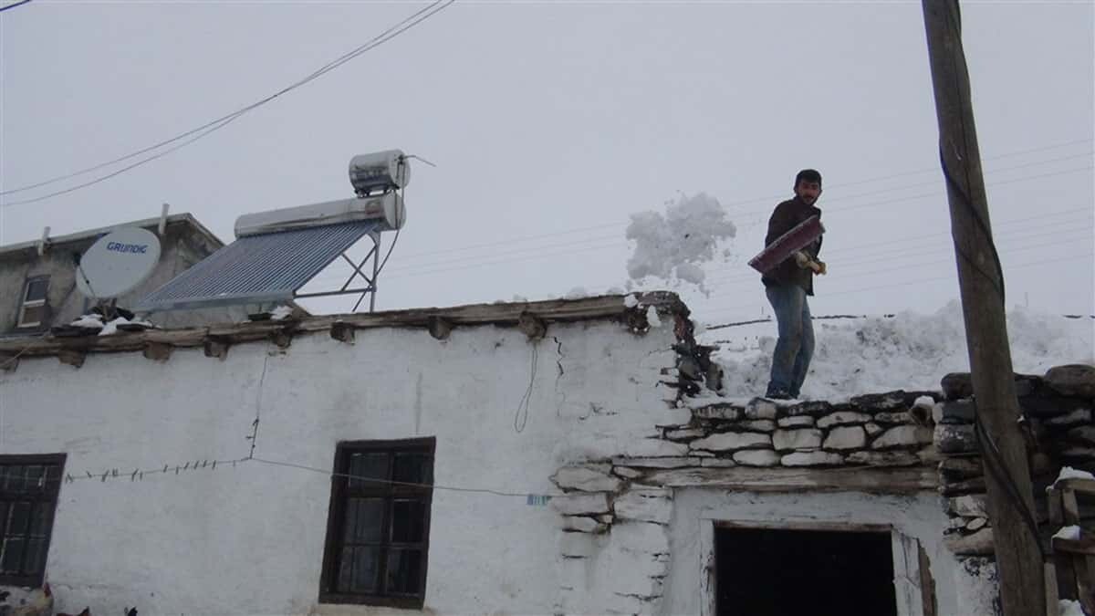 Bu günlerde yağan karın verimli olduğunu söyleyen Karslı çiftçiler bu kar altın değerindedir kar bizim için zenginliktir dedi.