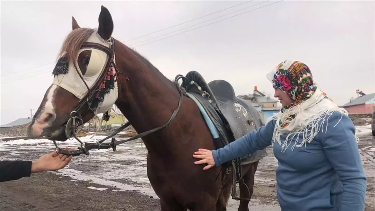 Kars'ta at binen rus olga cirit atmayı öğrenecek