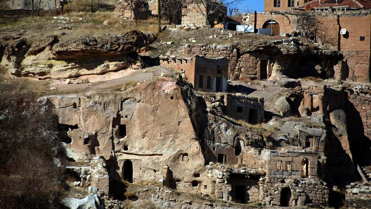 Kayseri'de, Yamula Barajı'nda su seviyesinin düşmesi nedeniyle eski Taşhan Mahallesi'ndeki mezarlık ve eski yapılar ortaya çıktı.