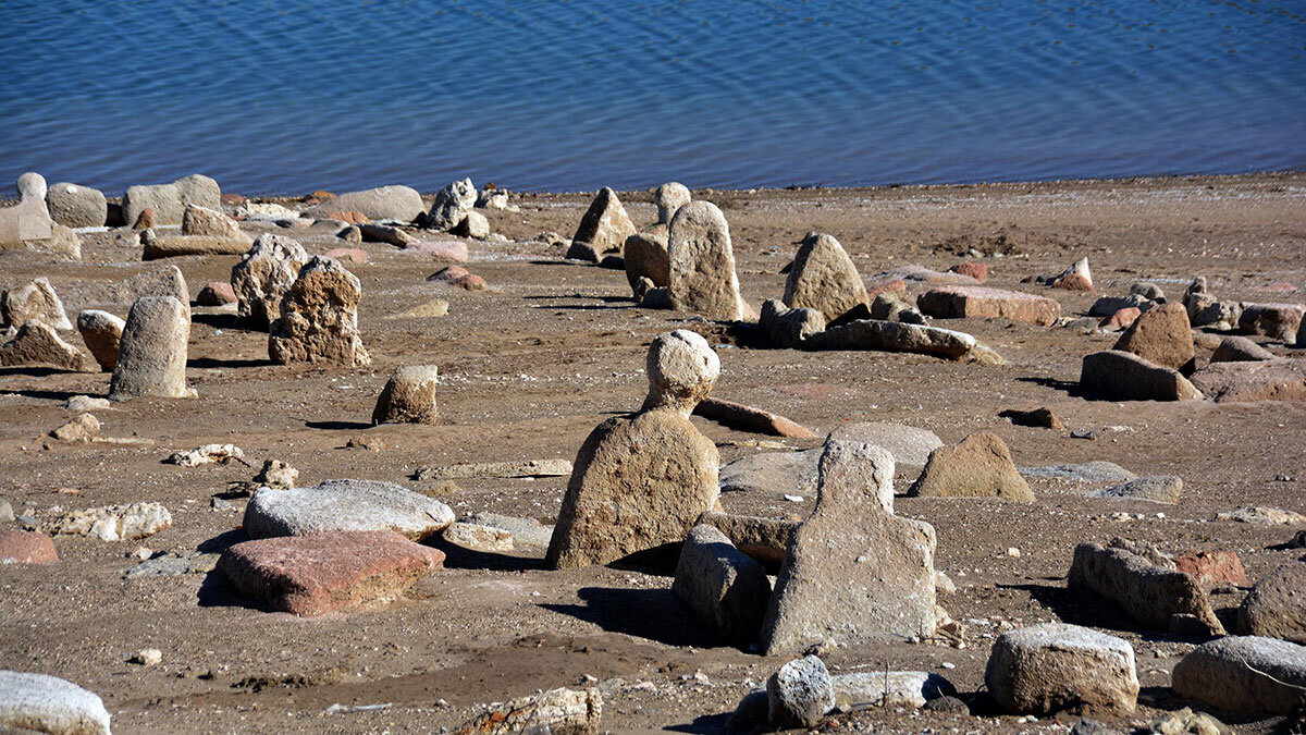 Baraj suyu çekilince mezarlık ve eski yapılar ortaya çıktı