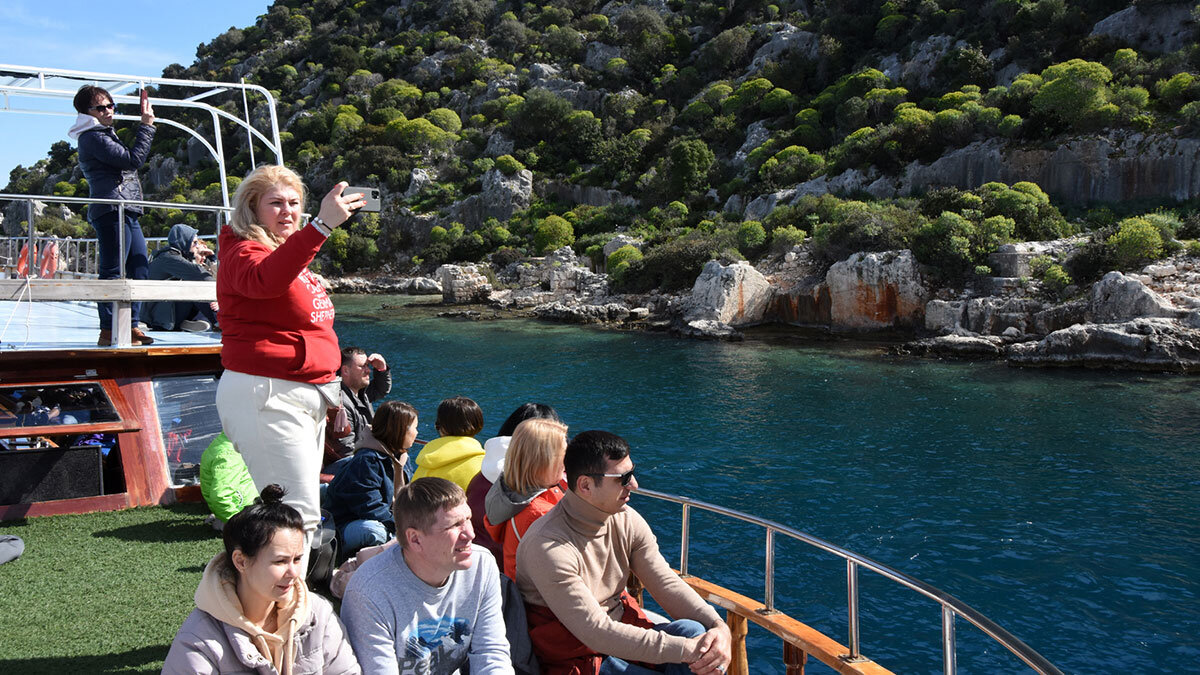 Kekova'da yazı aratmayan görüntüler yaşanıyor