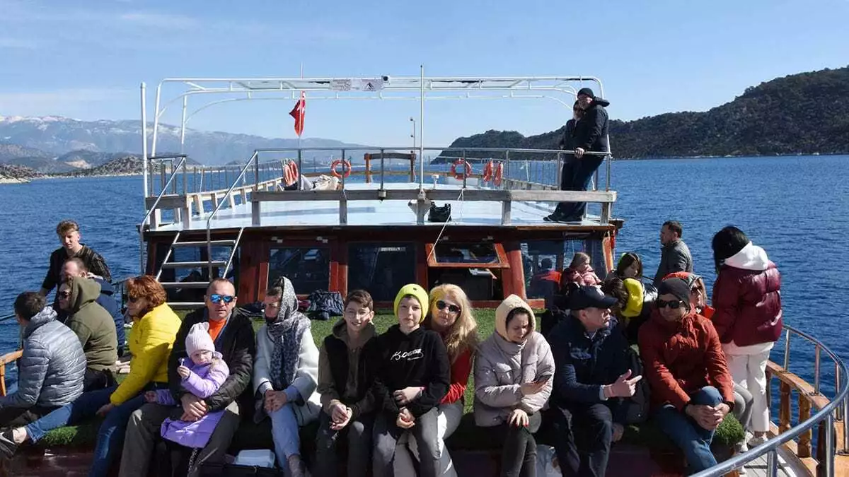 Kekova'da yazı aratmayan görüntüler yaşanıyor