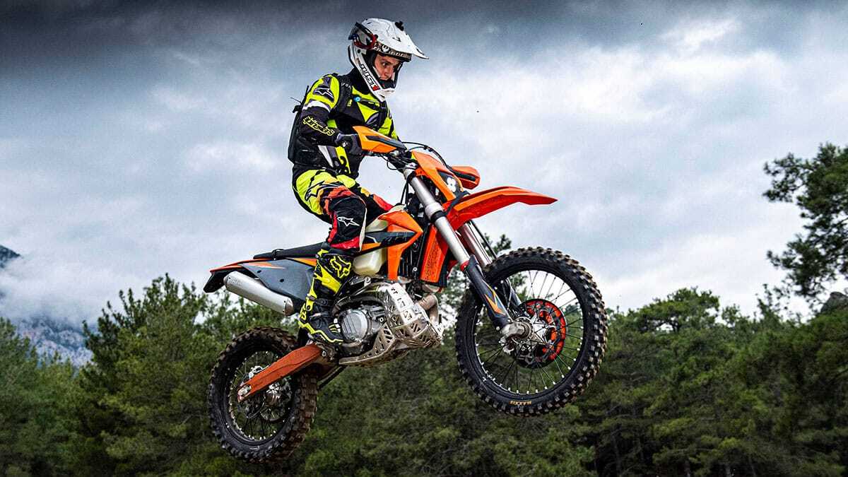 Kemer'de yeni turizm trendi; enduro motosiklet eğitimi almak için dünyanın birçok noktasından gelen turistleri ağırlıyor.