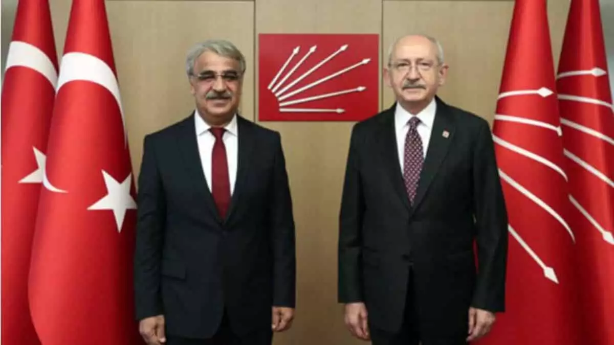 Chp genel başkanı kemal kılıçdaroğlu hdp eş genel başkanı mithat sancar ve beraberindeki heyet ile parti genel merkezinde görüştü.