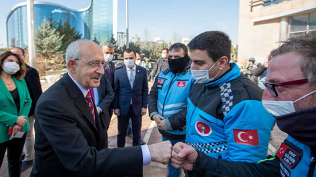 Kılıçdaroğlu, "Bize tarihin yüklediği bir sorumluluk var. Var olan sorunları akılcı yöntemlerle çözmek, sizin de benim de hepimizin de ortak görevi.".