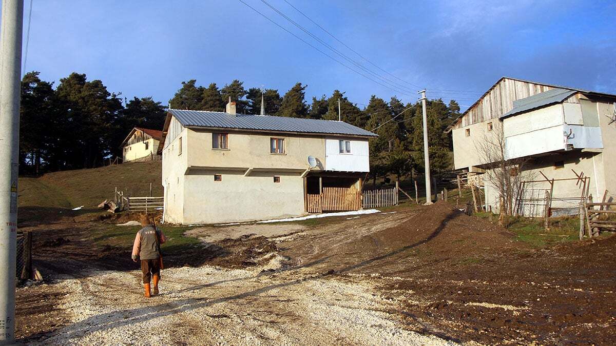 Bolu'da Yılmaz Aktaş, kış mevsiminin zorlu şartları nedeniyle boş kalan Çamyayla köyü yaylasında olası hırsızlık olaylarına karşı nöbet tutuyor.