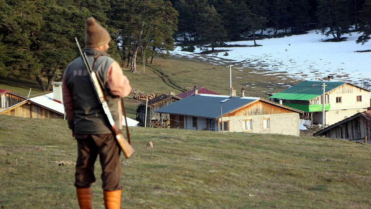 Çamyayla köyü yaylasında nöbet tutuyor