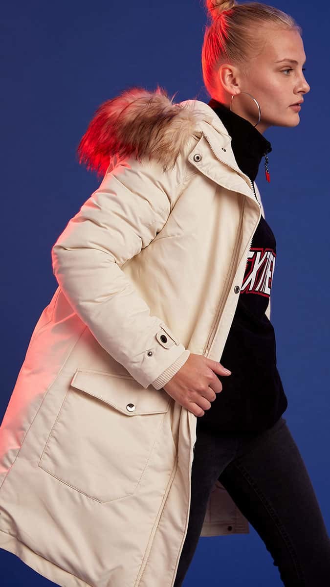 Soğuğa karşı maksimum koruma sağlayan parçalardan oluşan koleksiyonda eşofmandan jogger ve denim pantolonlara, sweatshirt’ten rüzgarlık ve montlara, body’den crop top’lara kadar birçok ürün modaseverlerin beğenisine sunuldu.