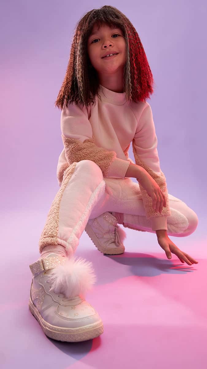 Kış sezonunun vazgeçilmez klasiklerinden olan polar, şişme mont ve kapüşonlu sweatshirtlerden oluşan özel koleksiyon Warm Tech satışa çıktı.