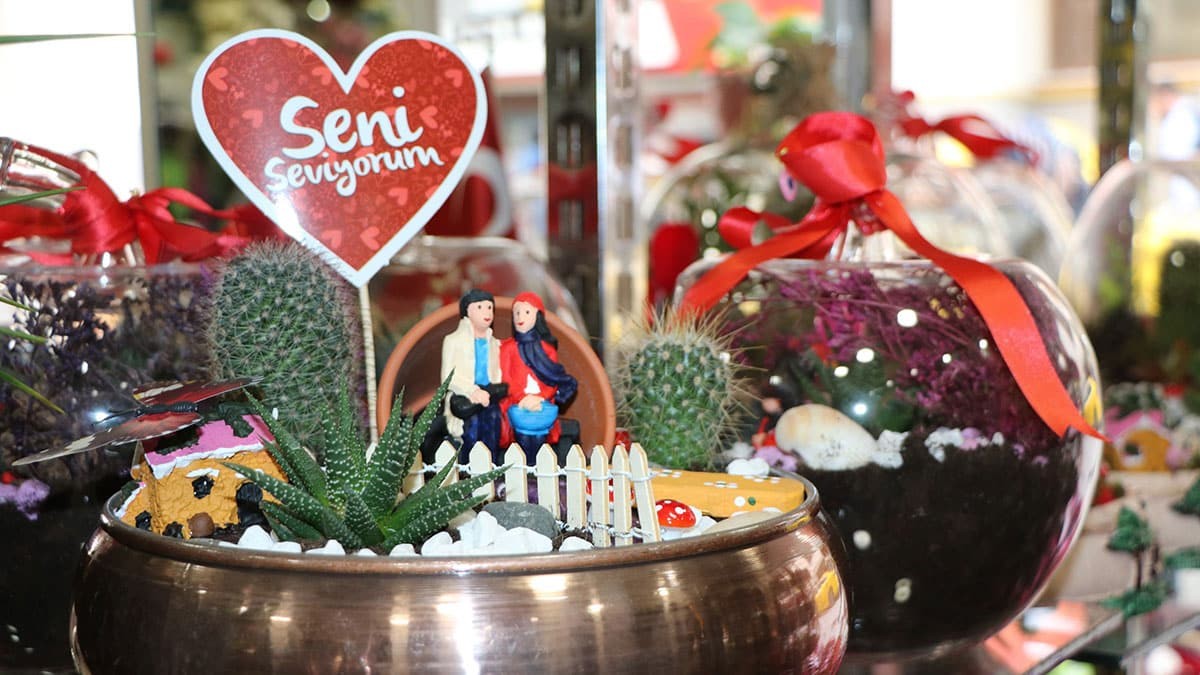 Sevgililer Günü'nün yaklaşmasıyla birlikte sokağa çıkma kısıtlamasından muaf tutulan çiçekçiler hazırlıklarını tamamladı. 