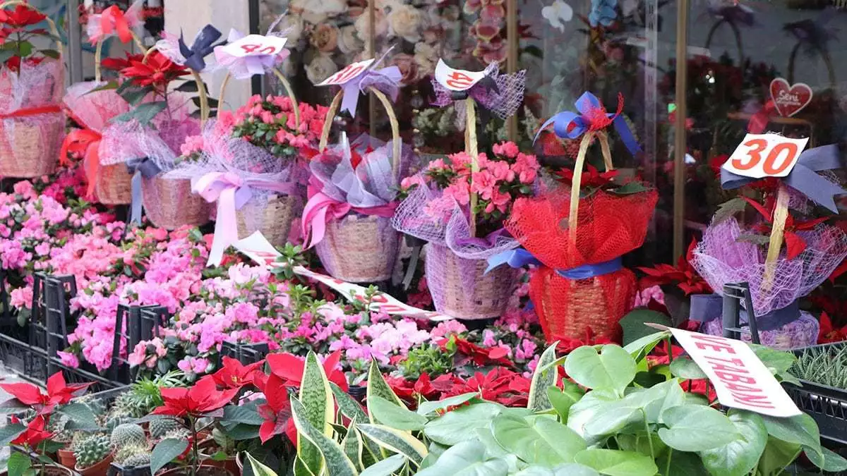 Sevgililer günü için çiçekçiler hazırlıklarını tamamladı