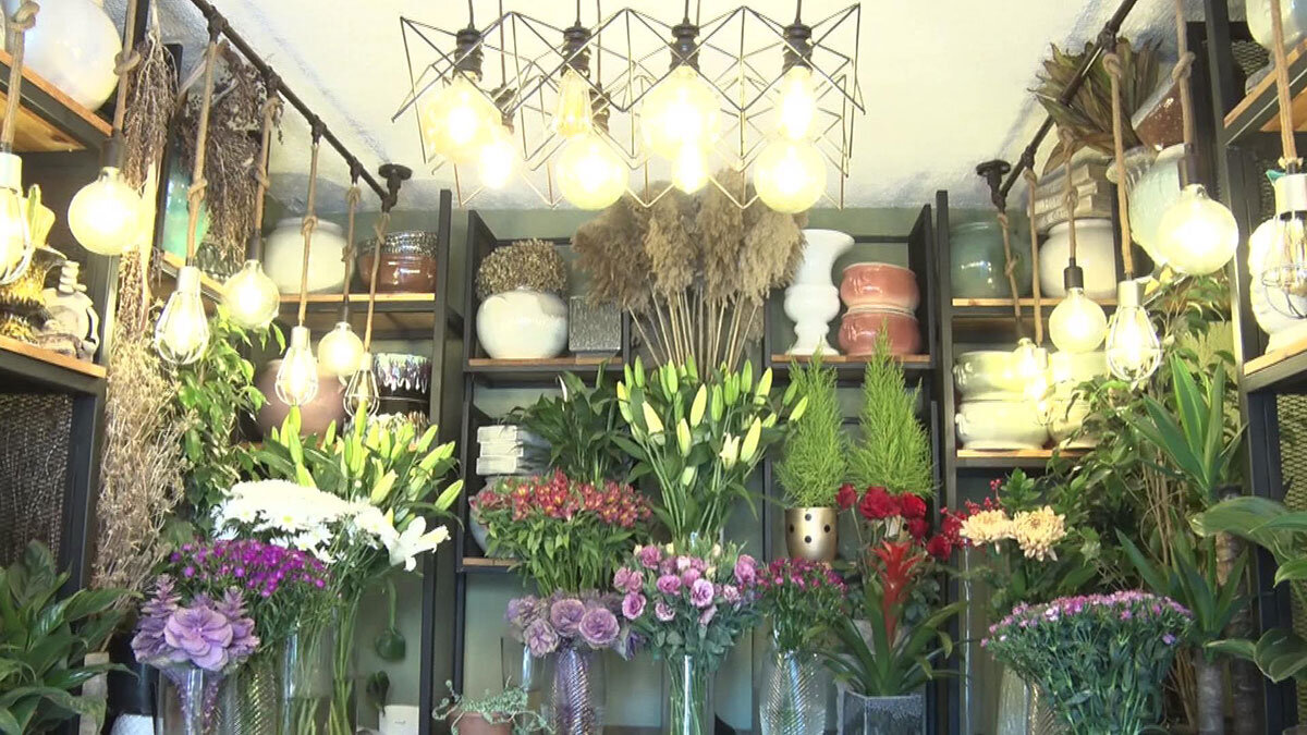 Sokağa çıkma kısıtlaması nedeniyle Sevgililer Günü için çiçekçilerde hareketlilik başladı. Çiçekçiler Sevgililer Günü için hazırlıklarını tamamladı.