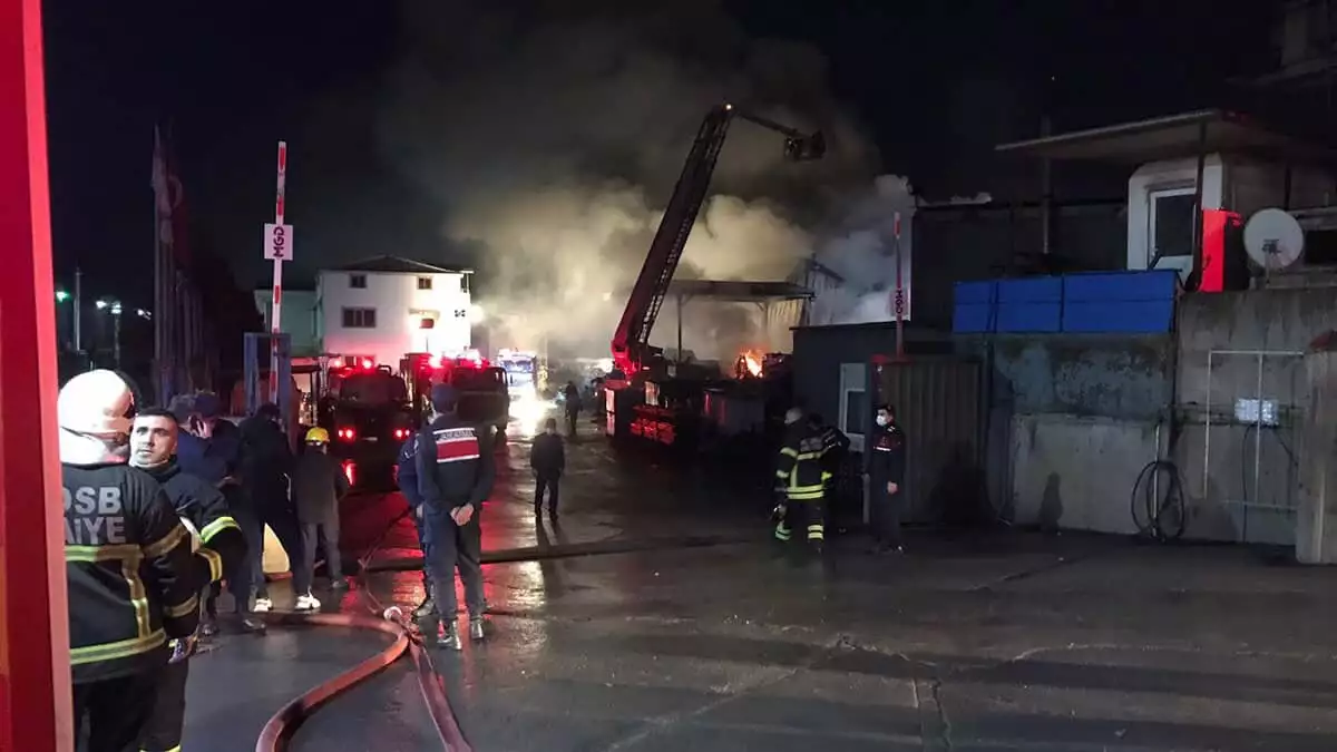 Kocaeli'de geri dönüşüm fabrikasında yangın çıktı