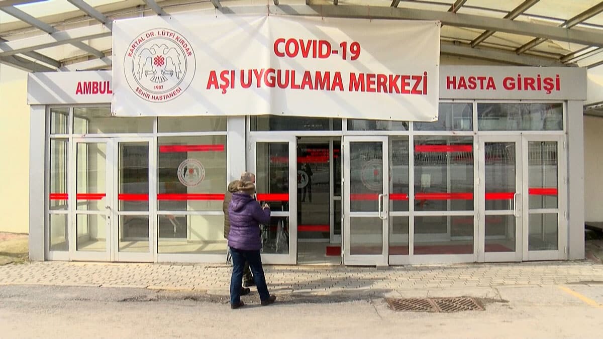 Sağlık Bakanlığı'ndan yapılan açıklamada koronavirüs aşısında hafta sonları ve mesai saatleri dışında da randevu alınarak yaptırılabileceği belirtildi.