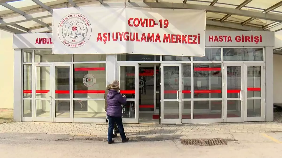 Sağlık bakanlığı'ndan yapılan açıklamada koronavirüs aşısında hafta sonları ve mesai saatleri dışında da randevu alınarak yaptırılabileceği belirtildi.