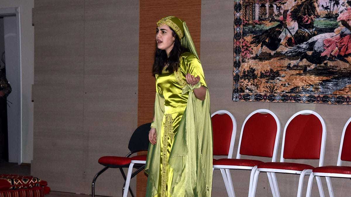 Kalkınma Bakanlığı'nca finanse edilen ve SODES kapsamında kurdukları atölyede 60 kursiyer, Osmanlı sultanlarının giydiği birbirinden renkli kıyafetler ile Bitlis, Hakkari ve Van'ın yöresel kıyafetlerini dikmeye başladı.