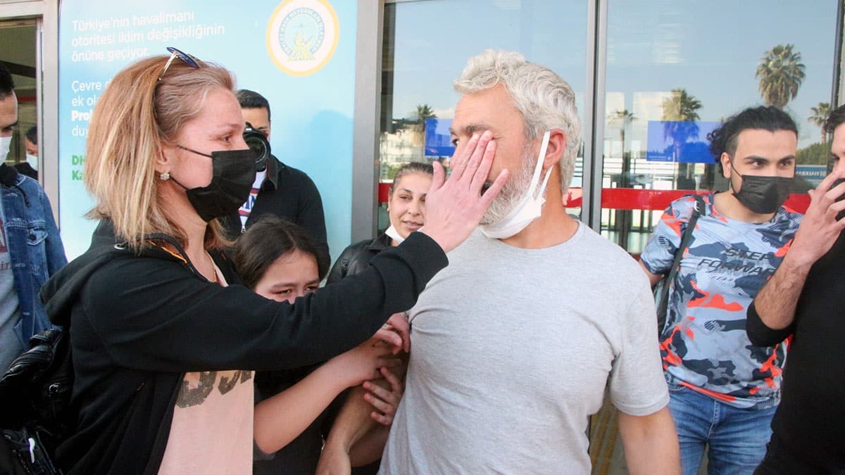 Kurtarılan gemici ailesine kavuştu; gözyaşları sel oldu