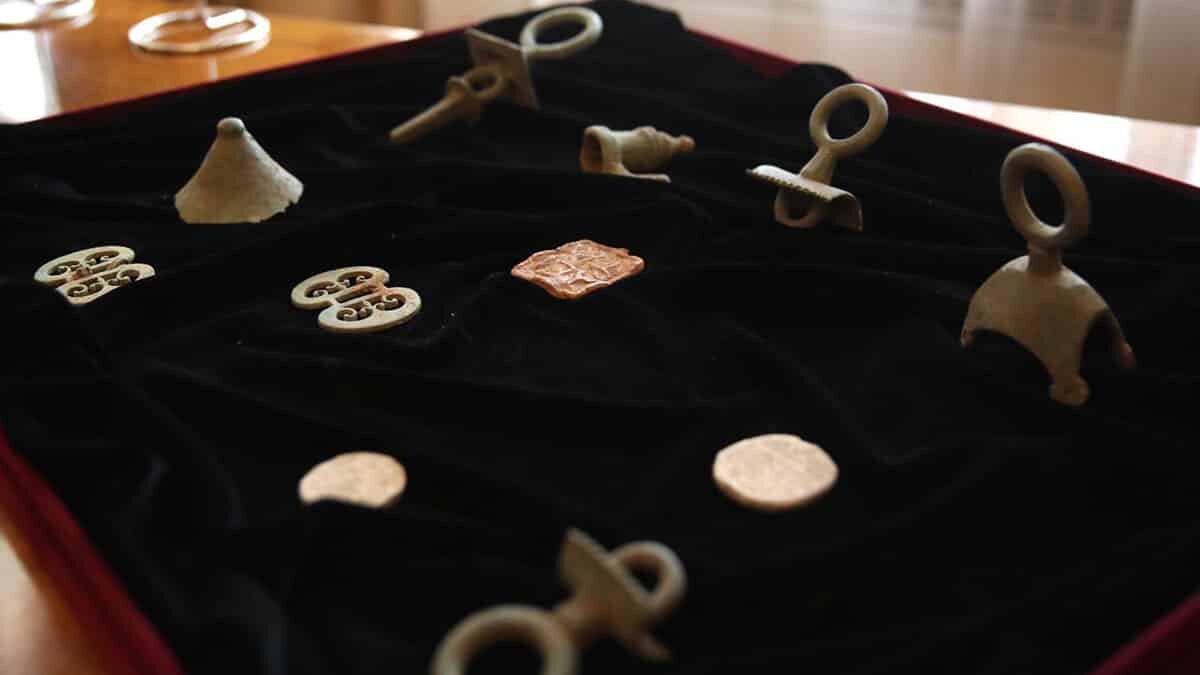 Mevlüt Çavuşoğlu, Peter Szijjarto ile bir araya geldi. Görüşmede, Macaristan'da ele geçirilen Türkiye'ye ait tarihi eserler teslim edildi.