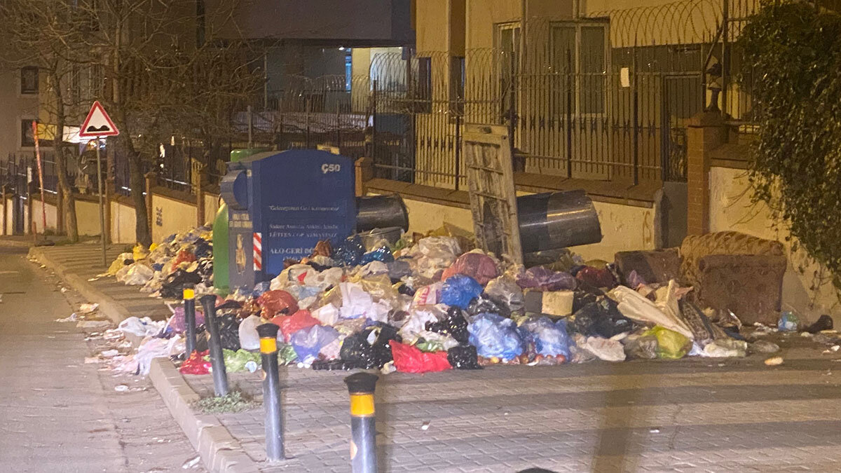 İşçilerin grevi devam ederken çöp yığınları artıyor