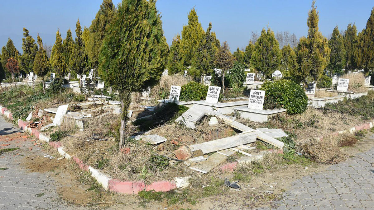 Ölülere de saygı kalmadı; 4 mezarın taşını kırdılar