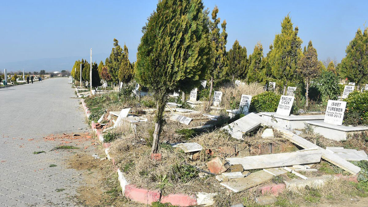 Ölülere de saygı kalmadı; 4 mezarın taşını kırdılar