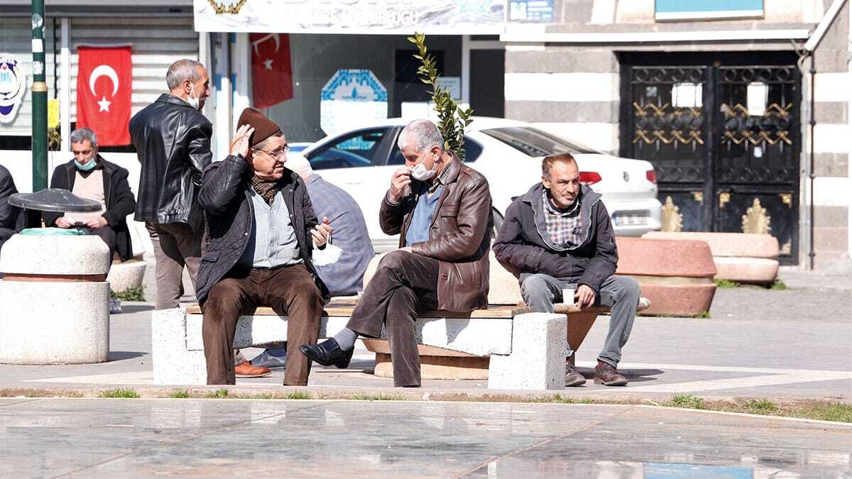 Günlük yaşamın parçası haline gelen maske 2022'nin ilk aylarına kadar kullanılacak. DSÖ'nün açıkladığı gibi salgın 2022'nin başına kadar devam edecek.