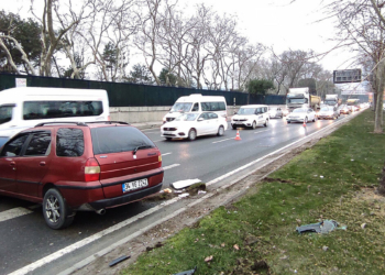 Maslak'ta kaza; Ağaca çarparak yan döndü