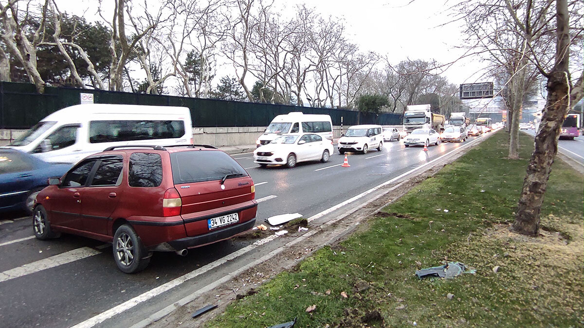 Maslak'ta kaza; Ağaca çarparak yan döndü