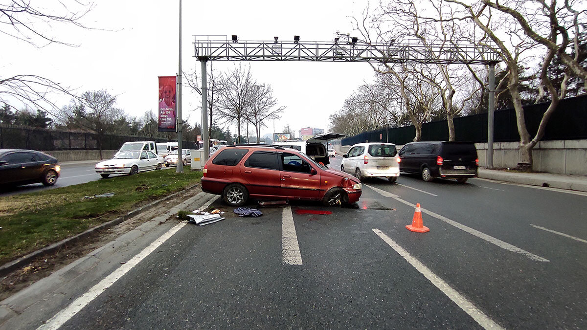 Maslak'ta kaza; Ağaca çarparak yan döndü