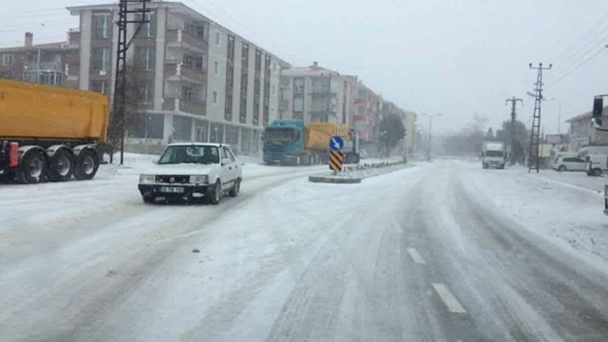 Meteoroloji uyardı; Dr. Öğr. Üyesi Güven Özdemir, yurda giriş yapan sert hava koşulları sonrası Perşembe günü don olayına dikkat çekerek uyarılarda bulundu.