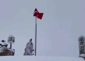 Mehmetçik'in bayrak değişimi