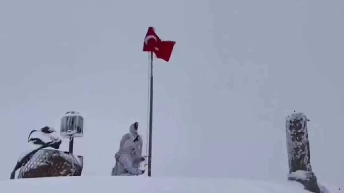 Mehmetçik'in bayrak değişimi