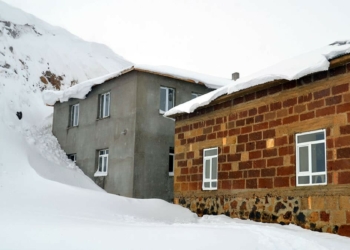 Muş’ta tek katlı evler kara gömüldü