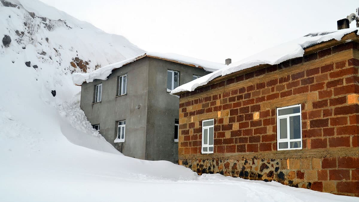 Muş’ta tek katlı evler kara gömüldü