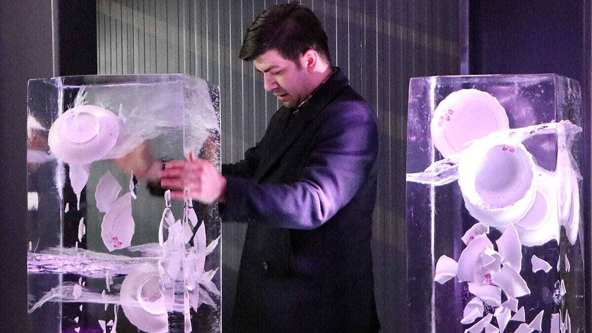 Teyzesinin tabaklarını Buz Müzesi'nde sergiliyor