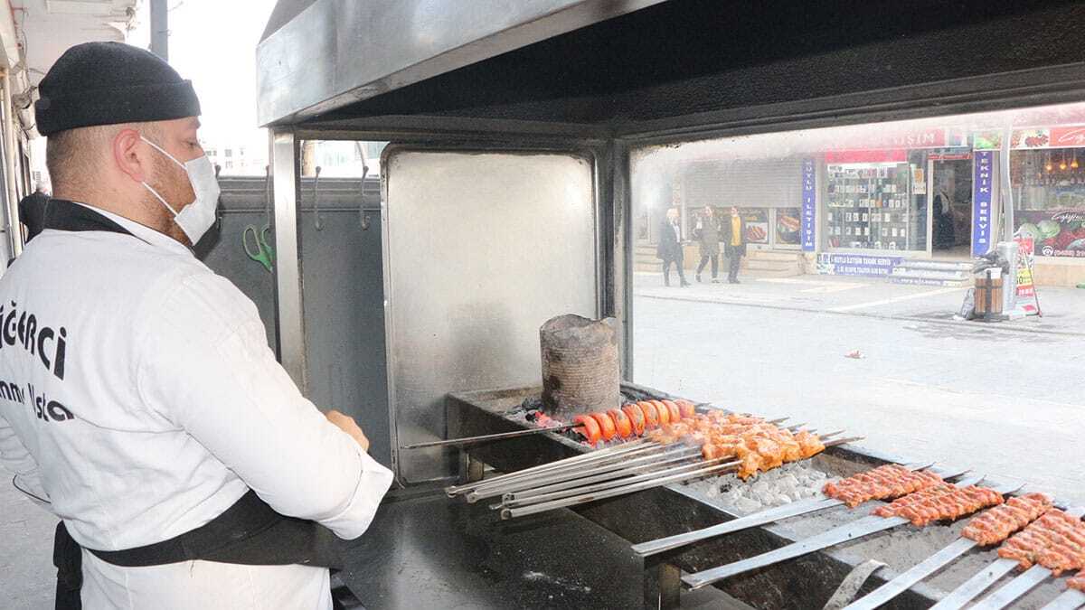 Sağlık Bakanlığı verilerine göre, her 100 bin kişide 3,91 kişi ile Hakkari'den sonra en iyi durumda olan Şırnak normalleşmeye en yakın kent olarak öne çıkıyor.