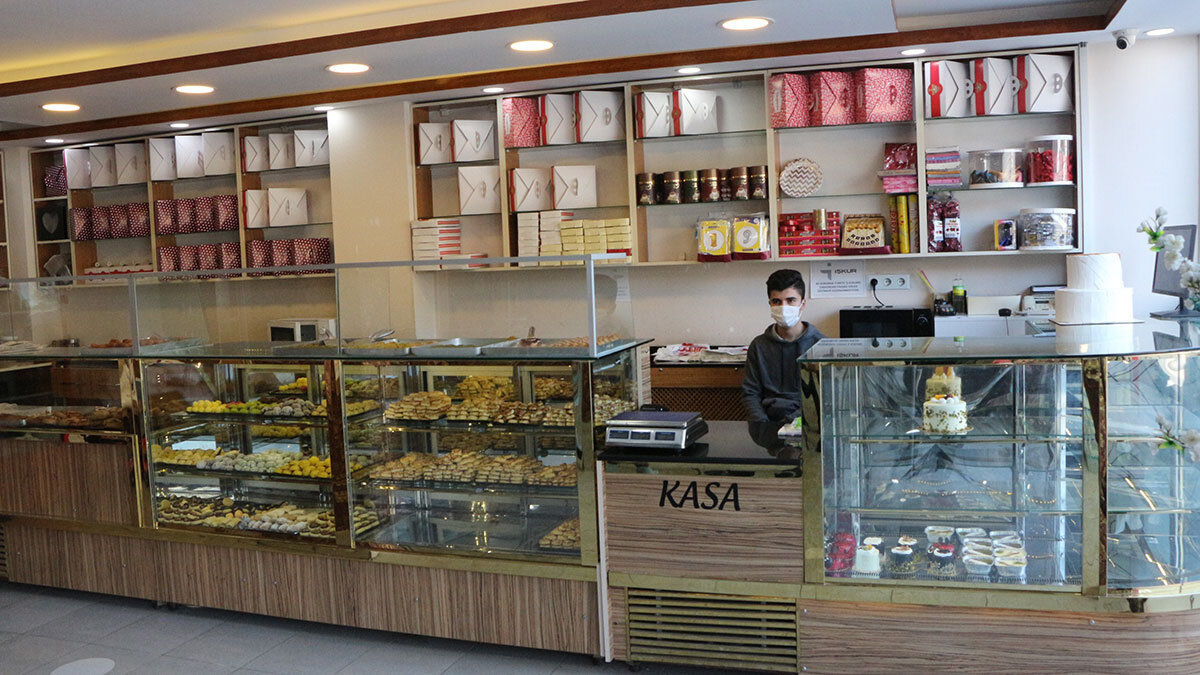 Şırnak'taki taksici, lokantacı ve pastaneciler ile kafe ve halı saha işletmecileri, 1 Mart itibarıyla normalleşmenin başlamasını beklediklerini söyledi.