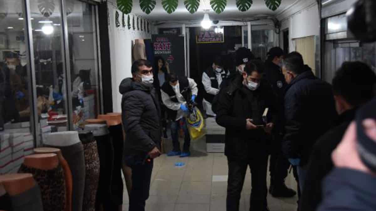 Eskişehir’de İlkay-Emel Tokkal çifti ile 4 yaşındaki çocukları Ali Doruk'un evlerinde bıçaklanarak Öldürülen ailenin şüphelisi, kocanın ilk eşinden olan oğlu çıktı.