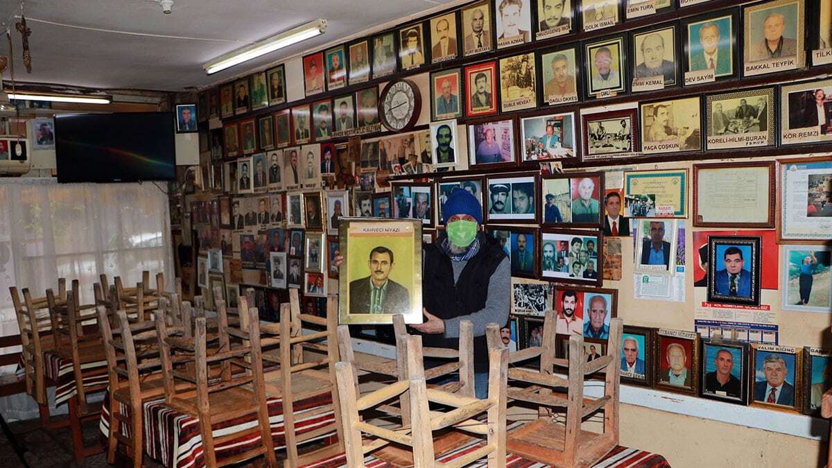 Karataş, "Fotoğraflar 600’ü geçince 'Ölüler Kahvehanesi' müze gibi bir yer oldu. İleride ben öldüğümde fotoğrafım onların yanında olabilir" dedi.