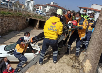 Otomobil su kanalına düştü: 3 yaralı