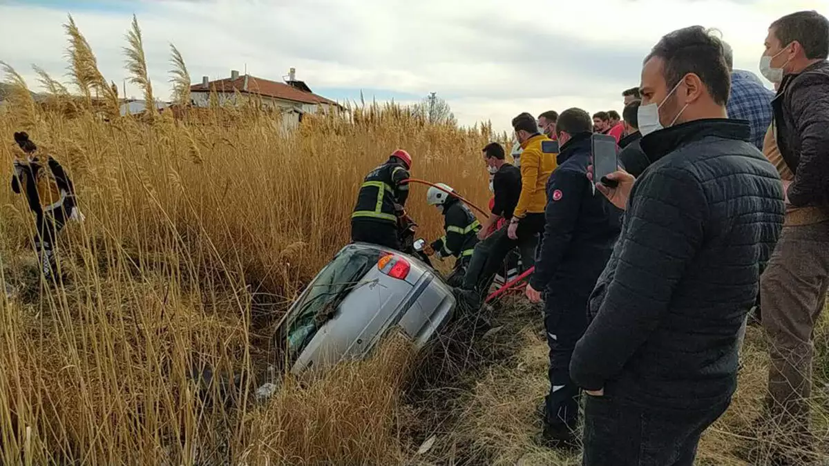 Acar, itfaiye ekipleri tarafından araç içinden çıkartılıp ambulansla aksaray eğitim ve araştırma hastanesi'ne kaldırıldı.